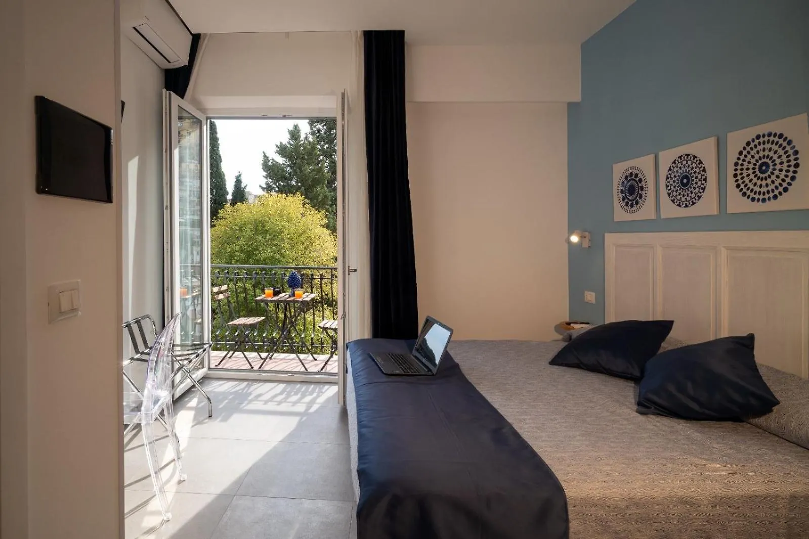 Blu Home Deluxe تاورمينا